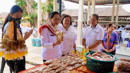 Aksi Sosial Membina dan Berbagi/ Ketua TP.PKK Bule